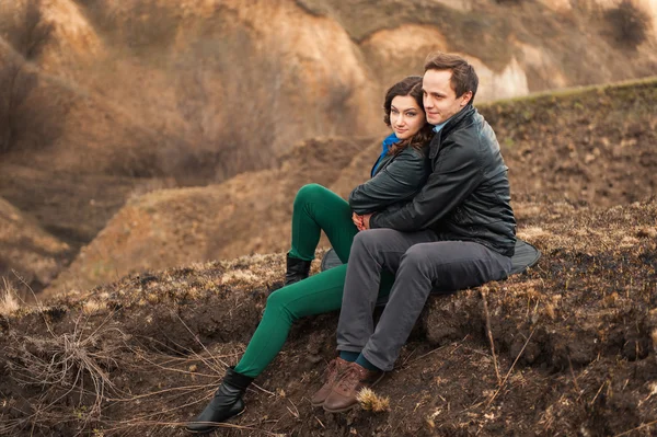  Açık havada dağ gülümseyen mutlu çift