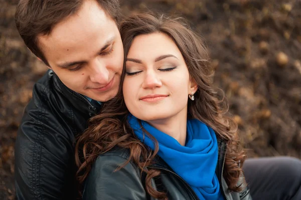  Açık havada dağ gülümseyen mutlu çift