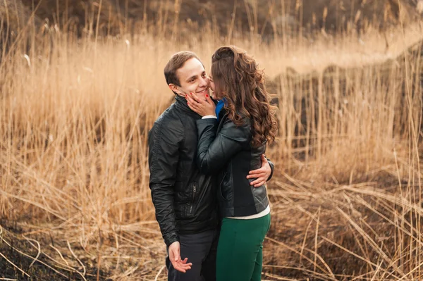  Açık havada dağ gülümseyen mutlu çift