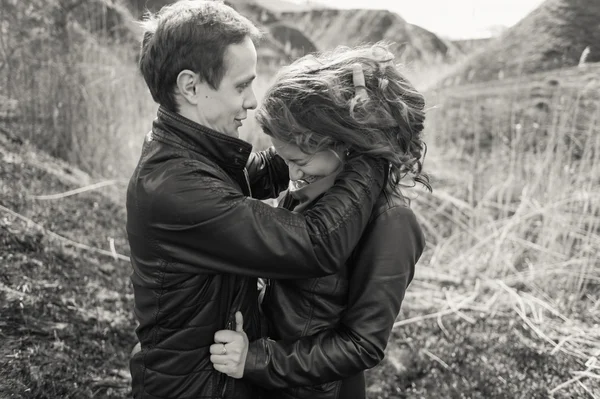  Açık havada dağ gülümseyen mutlu çift