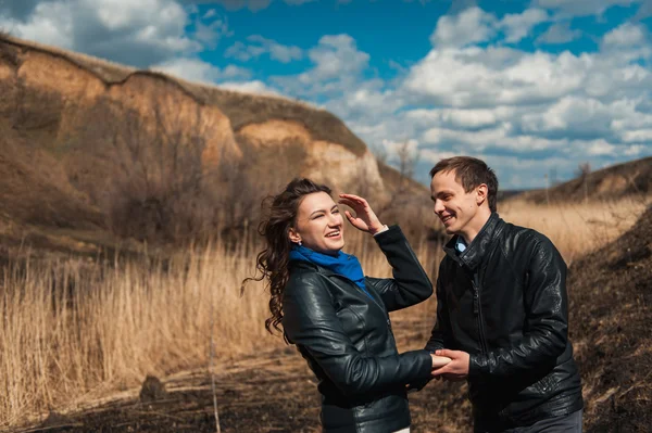  Açık havada dağ gülümseyen mutlu çift