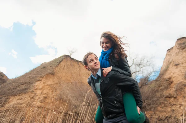 Couple heureux souriant à l'extérieur dans les montagnes — Photo