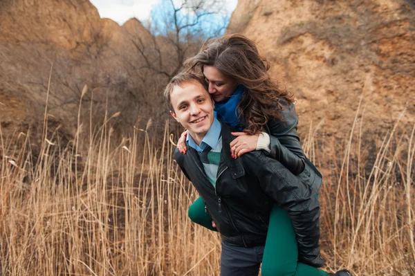 Šťastný pár, usmíval se venku v horách — Stock fotografie