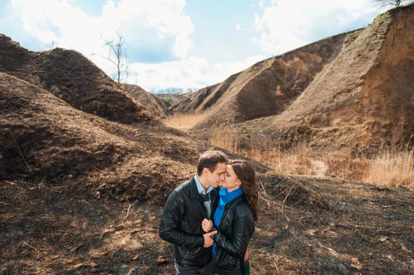 Lyckliga paret leende utomhus i bergen — Stockfoto