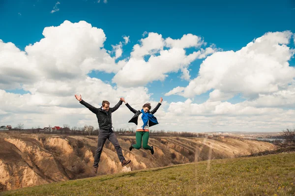 Couple heureux souriant à l'extérieur dans les montagnes — Photo