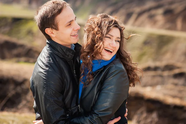 Couple heureux souriant à l'extérieur dans les montagnes — Photo