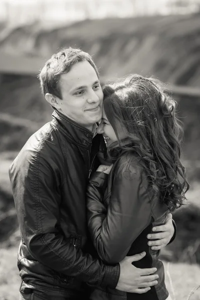  Açık havada dağ gülümseyen mutlu çift