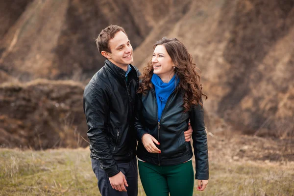 Couple heureux souriant à l'extérieur dans les montagnes — Photo