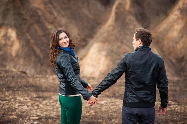 Couple heureux souriant à l'extérieur dans les montagnes — Photo