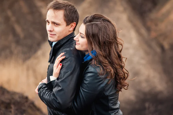  Açık havada dağ gülümseyen mutlu çift