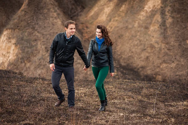 Couple heureux souriant à l'extérieur dans les montagnes — Photo