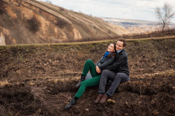 Šťastný pár, usmíval se venku v horách — Stock fotografie