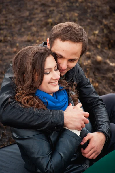 Couple heureux souriant à l'extérieur dans les montagnes — Photo