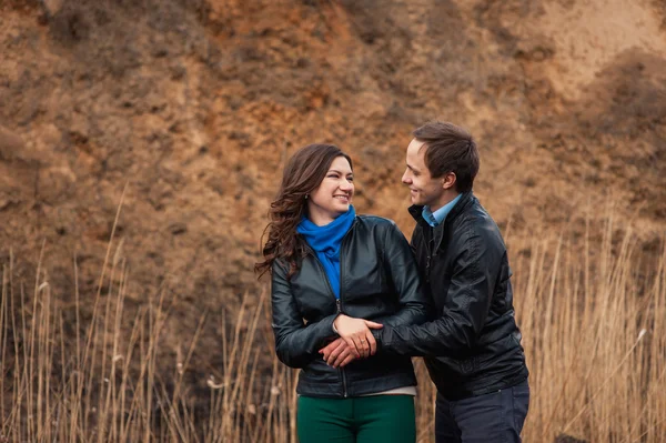 Couple heureux souriant à l'extérieur dans les montagnes — Photo