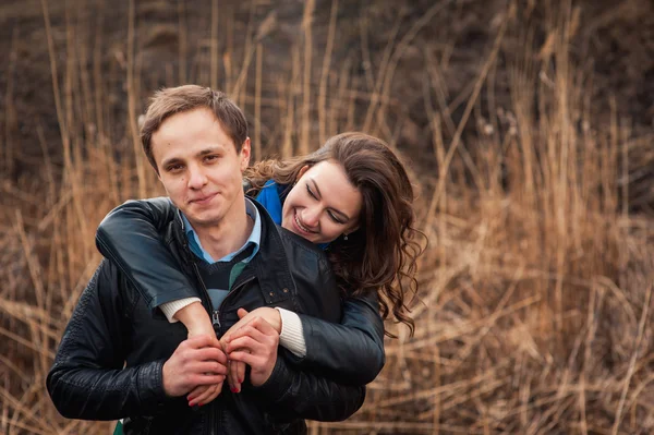 Couple heureux souriant à l'extérieur dans les montagnes — Photo