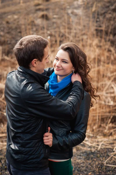 Casal feliz sorrindo ao ar livre nas montanhas — Fotografia de Stock