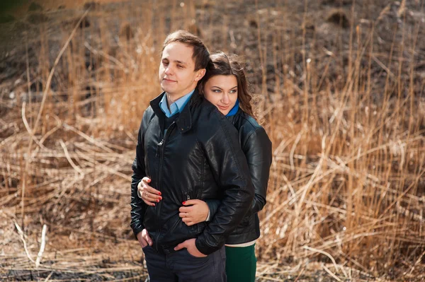  Açık havada dağ gülümseyen mutlu çift