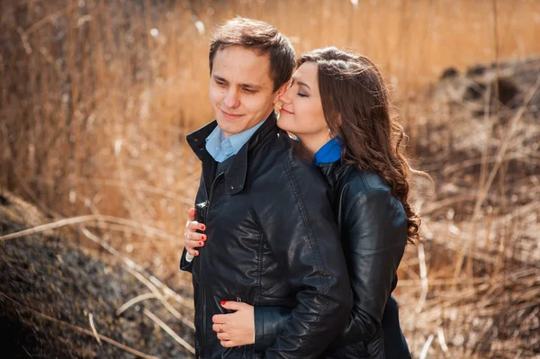  Açık havada dağ gülümseyen mutlu çift