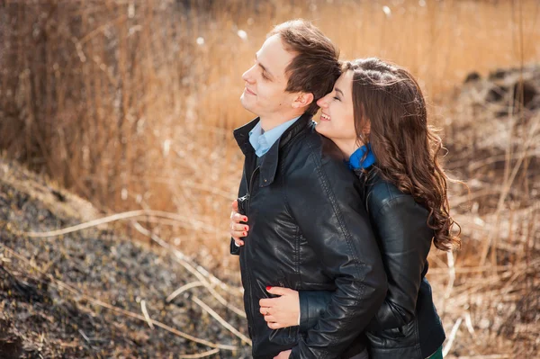  Açık havada dağ gülümseyen mutlu çift