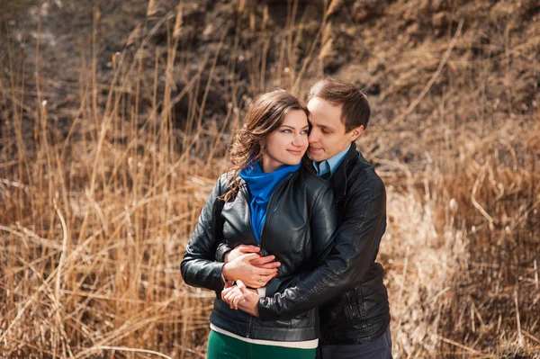  Açık havada dağ gülümseyen mutlu çift