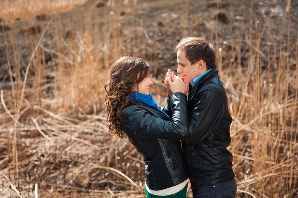 Couple heureux souriant à l'extérieur dans les montagnes — Photo