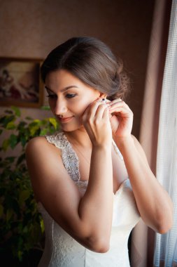 Evde poz güzel mutlu gelin