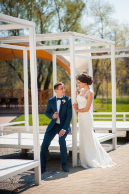 Gelin ve damat nehir kıyısında yürüyüş