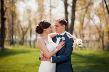 Gelin ve damat nehir kıyısında yürüyüş