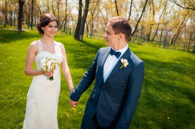 Gelin ve damat nehir kıyısında yürüyüş