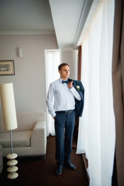 Oda pencere yakınındaki bir adam portresi