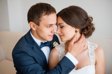 Evlilik çift kapalı birbirlerine sarılıyor.