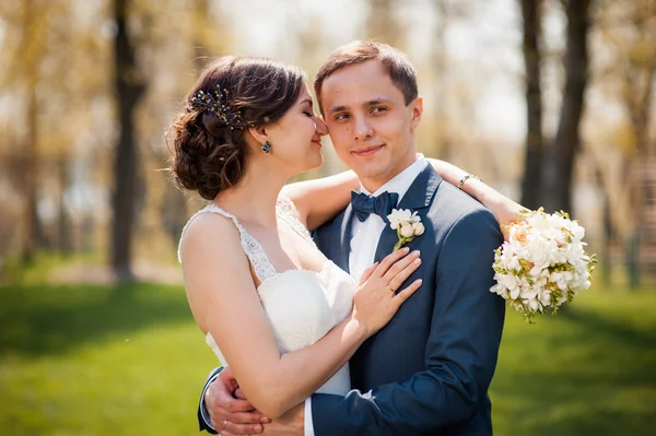 Gelin ve damat nehir kıyısında yürüyüş