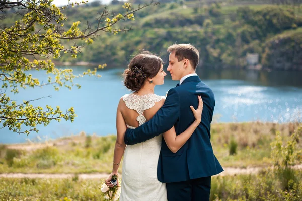 Novia y novio caminando por el río —  Fotos de Stock