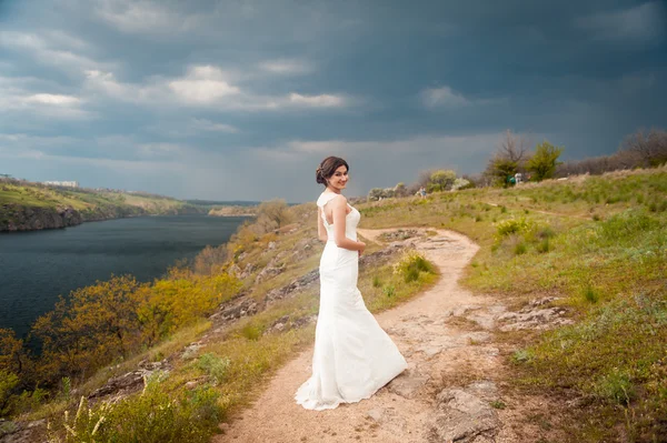Beautiful young bride in luxury wedding dress — Stock Photo, Image