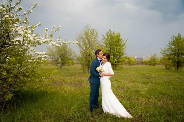 Novia y novio caminando por el río —  Fotos de Stock