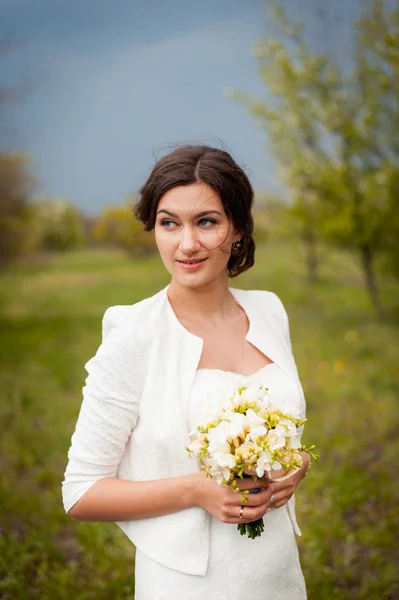 Belle jeune mariée en robe de mariée de luxe — Photo