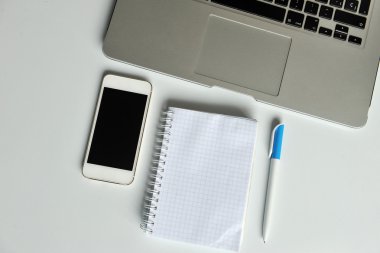 dizüstü bilgisayar, smartphone, defter ve kalem ile tablo. 