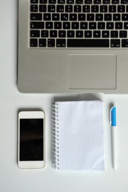 dizüstü bilgisayar, smartphone, defter ve kalem ile tablo. 