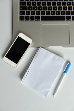 dizüstü bilgisayar, smartphone, defter ve kalem ile tablo. 