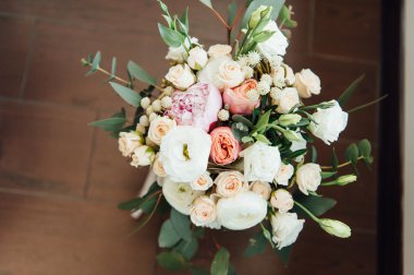 ahşap plakalar üzerinde güzel modern düğün buketi