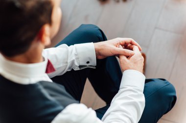 adam elini sıktı oturur 