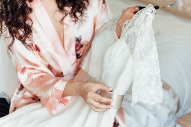 karşılamak için bekleyen bir sabahlık içinde nazik gelin