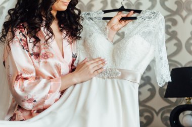 karşılamak için bekleyen bir sabahlık içinde nazik gelin