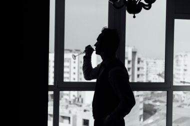 adam bir bardak beyaz şarap içme