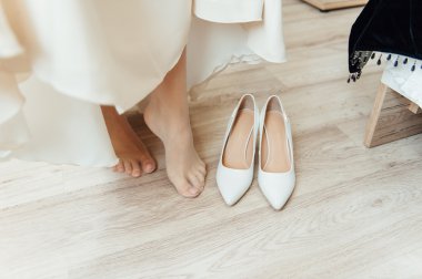 bir gelin ayakkabıları yakınındaki komik bacaklar