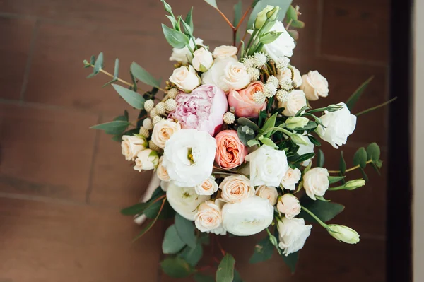 ahşap plakalar üzerinde güzel modern düğün buketi