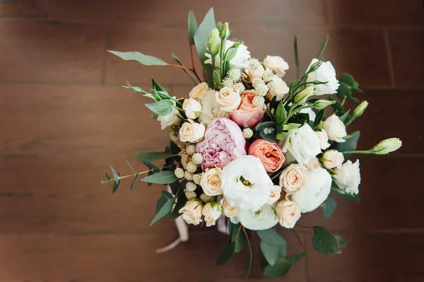 ahşap plakalar üzerinde güzel modern düğün buketi
