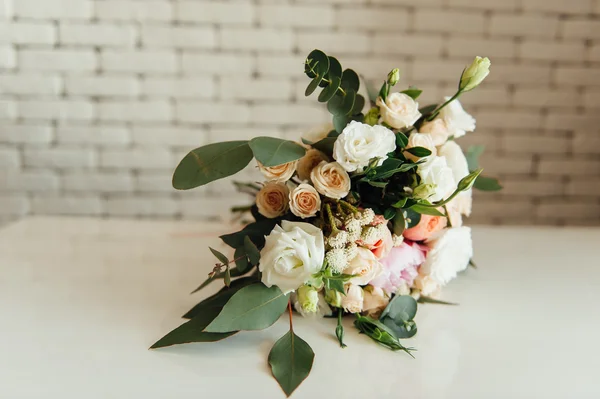 桌上的美丽的现代婚礼花束 — 图库照片