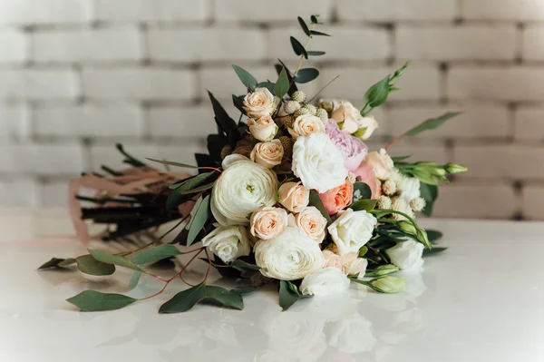 Krásné moderní svatební kytice na stůl — Stock fotografie