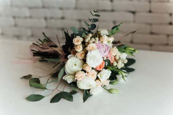 Bellissimo bouquet da sposa moderno su tavola — Foto Stock